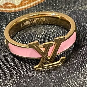 LVee monogram logo ring to match your bag or purse SIZE 8 👑👑💕💕🔥